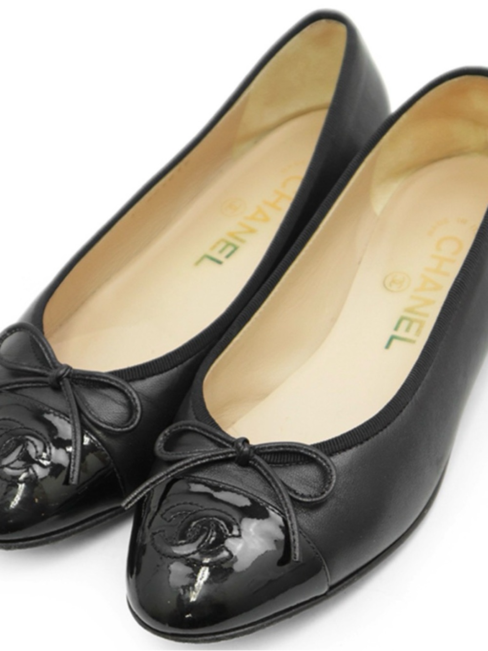 CHANEL Black Leather Ballet Flats with Patent Cap-Toe CC